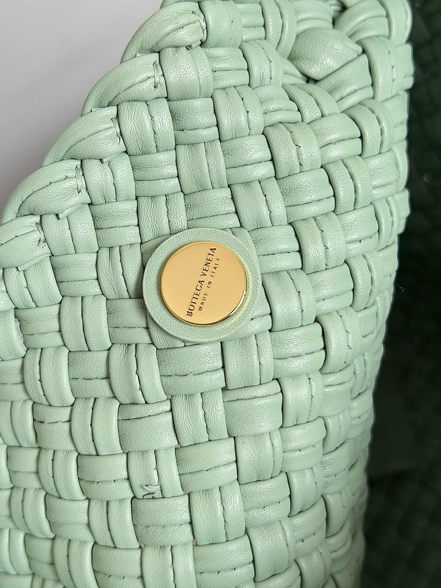 Batch 5760 BV collectible small woven handbags are really YYDS!! Bottega Veneta’s most classic small woven handbags are back! ! We use the highest quality leather with the highest craftsmanship❤️ to create the most expensive works. We have created the original Intrecciato leather weaving process❤️ This unique traditional exclusive leather weaving method has not only become our logo but also reflects the time-consuming and labor-intensive craftsmanship of our products❤️ The new TOSCA handbag must be a selection worth collecting🆕 Style number: 716974 Size: 27*9*18cm